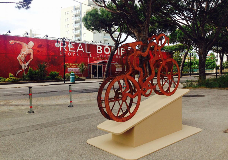 "Onda" di Carlo Pecorelli. Scultura in acciaio Corten.