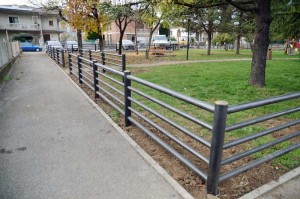 staccionata di protezione parco giochi pubblico