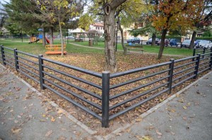 staccionata di protezione parco giochi pubblico