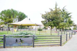 staccionata di protezione parco giochi pubblico
