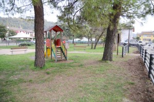 staccionata di protezione parco giochi pubblico