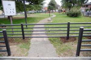 staccionata di protezione parco giochi pubblico