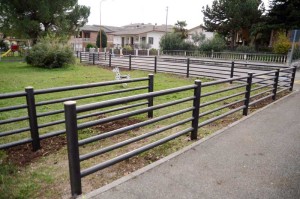 staccionata di protezione parco giochi pubblico
