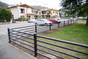 staccionata di protezione parco giochi pubblico