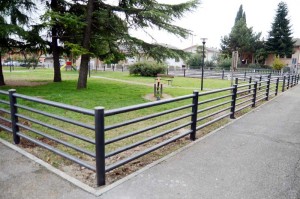 staccionata di protezione parco giochi pubblico