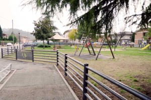staccionata di protezione parco giochi pubblico
