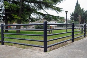staccionata di protezione parco giochi pubblico