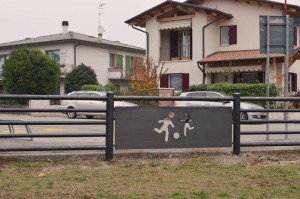 staccionata di protezione parco giochi pubblico