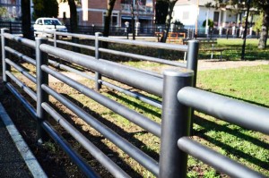 staccionata di protezione parco giochi pubblico