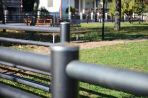 staccionata di protezione parco giochi pubblico
