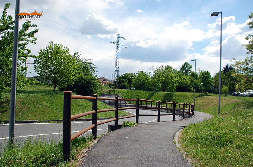staccionata-acciaio-corten-ciclisti-e-pedoni-protetti-Villasanta-Monza-e-Brianza