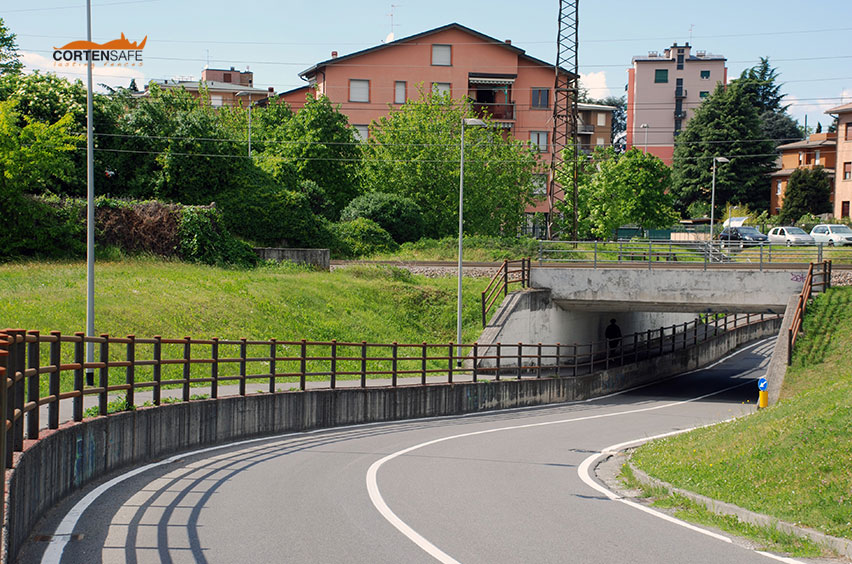 staccionata-acciaio-corten-ciclisti-e-pedoni-protetti-Villasanta-Monza-e-Brianza