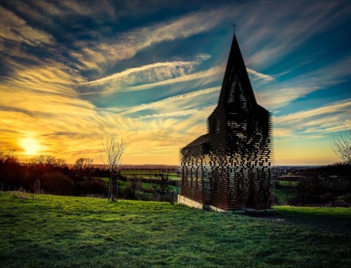Una chiesa-installazione in acciaio corten che si dissolve nel verde della campagna belga