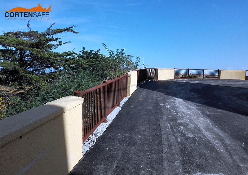 Die Gemeinde Capoliveri auf der Insel Elba setzt Cortenstahl-Geländer ein - 1