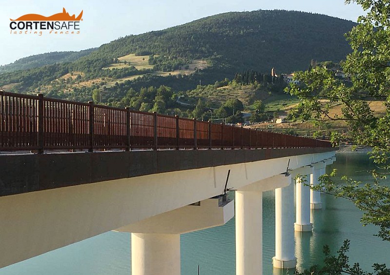 Geländer aus Cortenstahl für die Moscosi Talbrücke Marken - 16