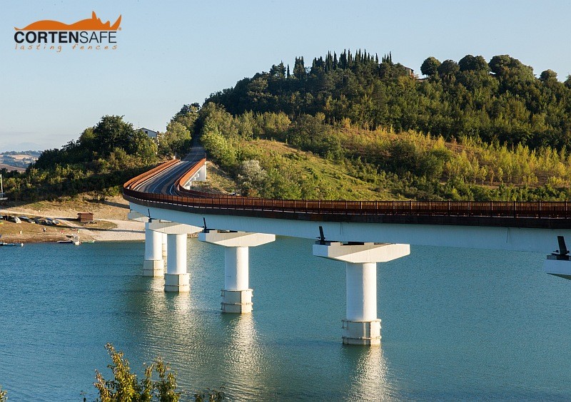 Geländer aus Cortenstahl für die Moscosi Talbrücke Marken - 2