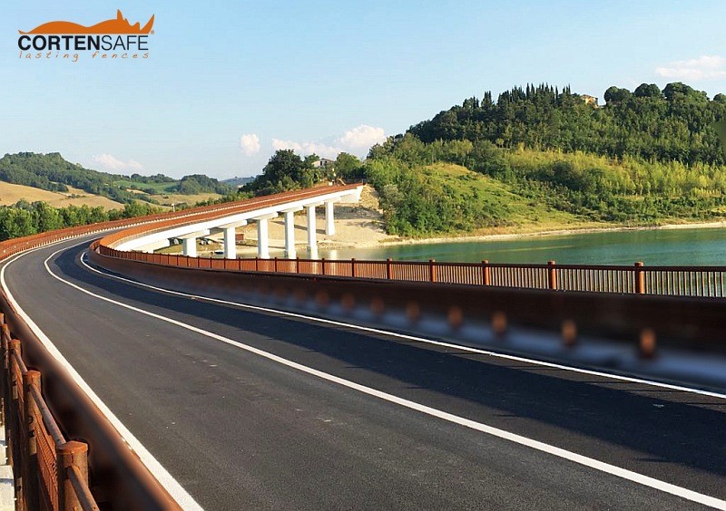 Geländer aus Cortenstahl für die Moscosi Talbrücke Marken - 9