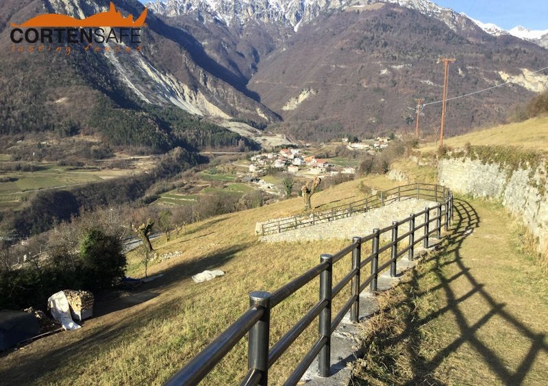 Perfekt in die Umwelt eingefügt - Cortenstahl-Zaun Modell Brunico H3C - 1