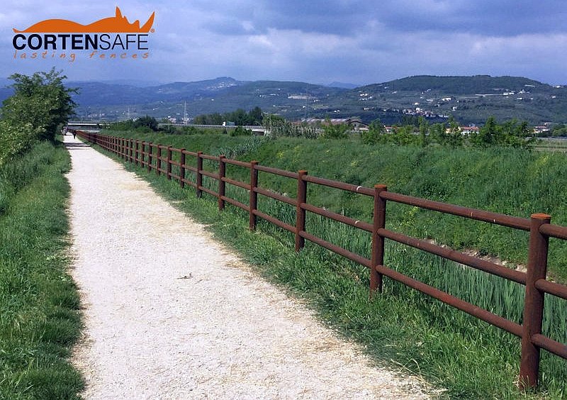 Mehr Sicherheit für einen Rad- und Fußgängerweg in Verona durch den Cortenstahlzaun Brunico H3C - 1