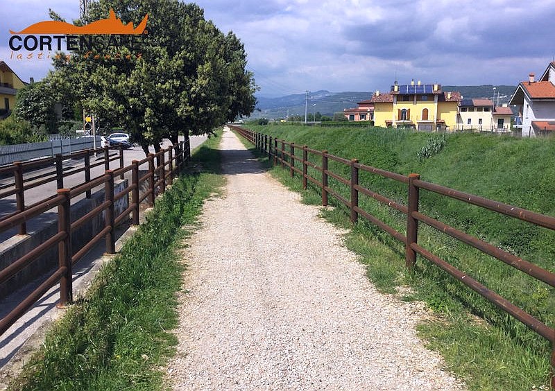 Mehr Sicherheit für einen Rad- und Fußgängerweg in Verona durch den Cortenstahlzaun Brunico H3C - 3