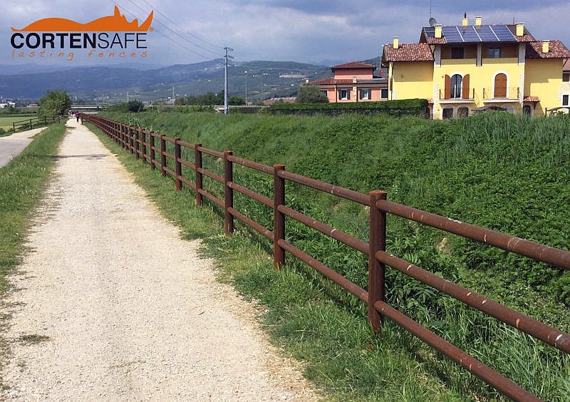 Mehr Sicherheit für einen Rad- und Fußgängerweg in Verona durch den Cortenstahlzaun Brunico H3C - 4