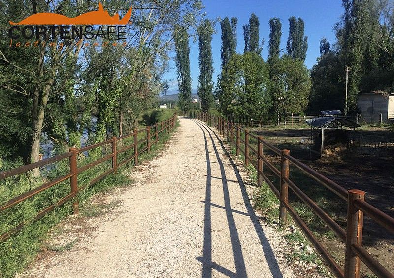 Cortenstahlzaun zum Schutz von Radfahrern und Fußgängern - 1