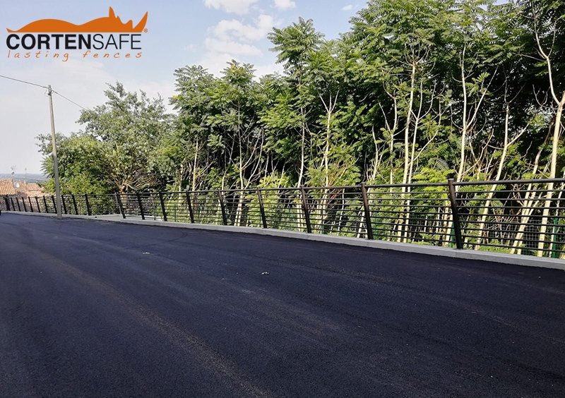 Cortenstahl Geländer für neue Parkplätze - Italien - 1