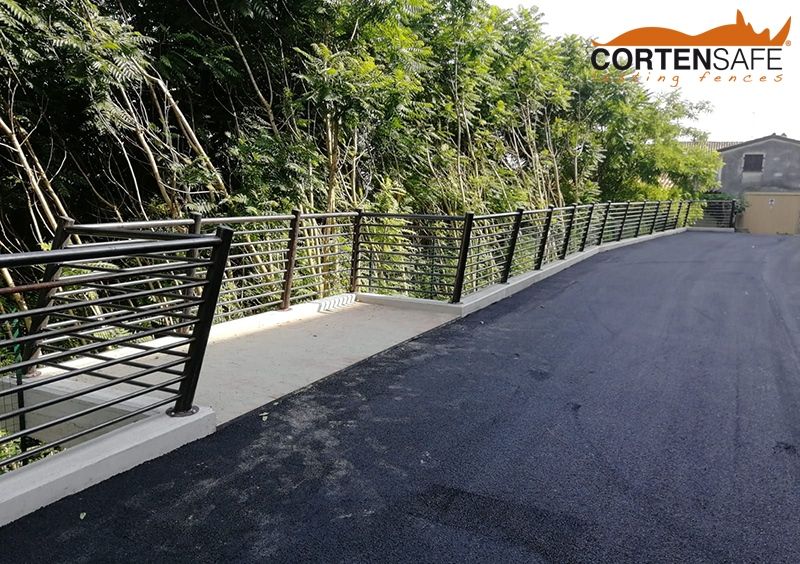 Cortenstahl Geländer für neue Parkplätze - Italien - 2