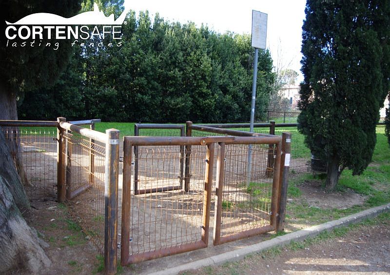 Cortenstahl-Einfriedungen für Hundezonen in Sesto Fiorentino - Florenz - Italien - 1
