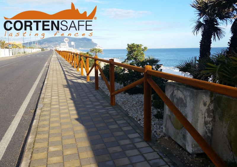 Auf der Fußgängerpromenade von Porto Recanati (MC) wurden 600 Meter Zaun aus Cortenstahl installiert - 1