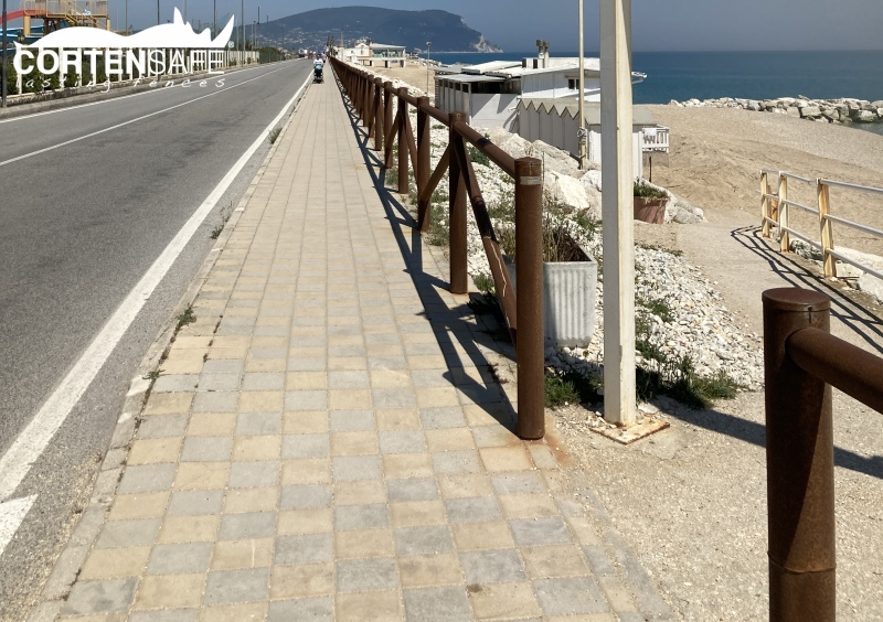 Auf der Fußgängerpromenade von Porto Recanati (MC) wurden 600 Meter Zaun aus Cortenstahl installiert - 4