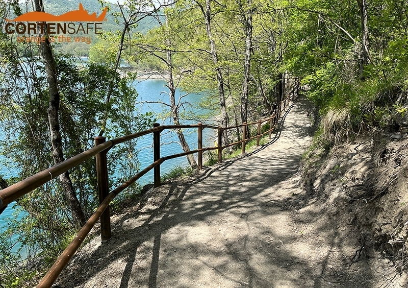 Cortensafe-Zaune sichern den Rundweg des Lago del Brugneto (Brugneto-See) - 1