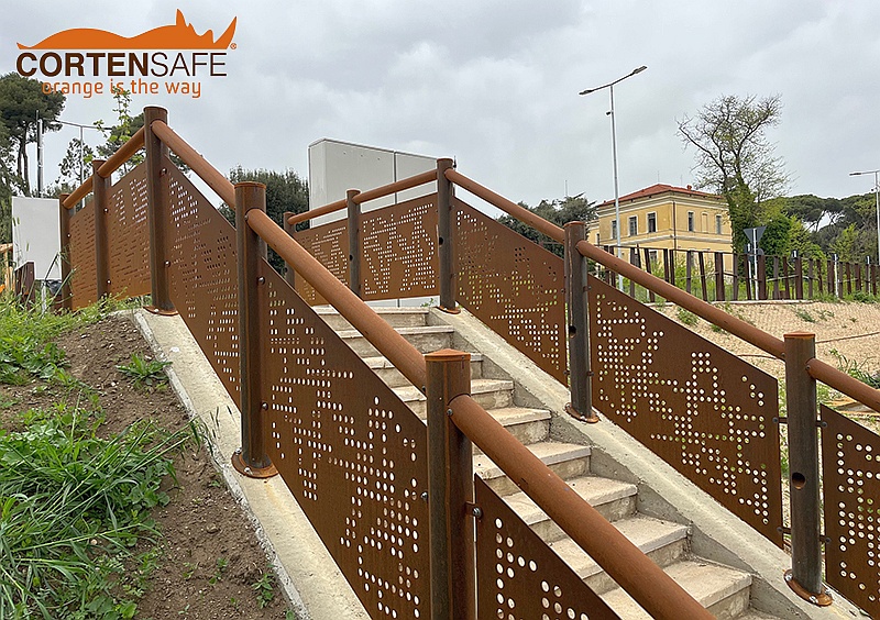 Eine Treppe und eine Rampe für Behinderte werden durch das Geländer Modell Cles geschützt - 10