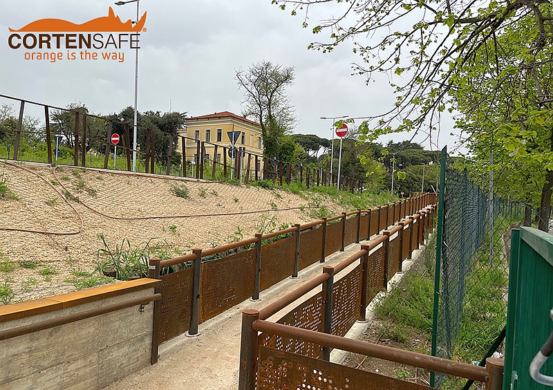 Eine Treppe und eine Rampe für Behinderte werden durch das Geländer Modell Cles geschützt - 13