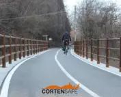 Pista ciclabile di Appiano protetta grazie alla staccionata Brunico H3C