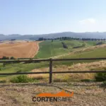 Area di sosta protetta con staccionata in corten.