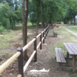Staccionata in acciaio corten e legno a protezione di un parco giochi