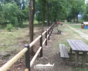 Staccionata in acciaio corten e legno a protezione di un parco giochi