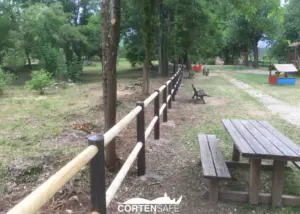 Staccionata in acciaio corten e legno a protezione di un parco giochi