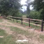 Staccionata in acciaio corten e legno a protezione di un parco giochi