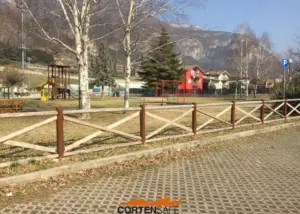 Staccionata Cadore H4C wood per strada ad Avio.