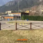 Staccionata Cadore H4C wood per strada ad Avio.