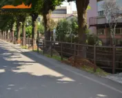 Staccionata Bormio H4C per strada e marciapiede a Boffalora d'Adda.