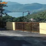 Parapetti Falcade HO3 per strada di Capoliveri.