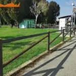 Recinzione Pinerolo HSC grid e staccionata Cadore H2C-2 per aree verdi di Capralba.
