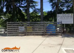 Staccionata Badia H7C e H2C e cancello Aurora per isola ecologica di Castelletto Molina.