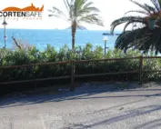 Staccionata Brunico H2C per strada di Cavo di Rio nell'Elba.