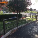 Staccionata Brunico H3C e parapetto Cles H steel per aree pubbliche e ciclabili a Chiampo.