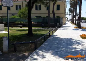 Staccionata Brunico H1C per area di verde pubblico a Forte dei Marmi.