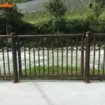 Parapetto Falcade HO3 e cancello Letizia per ciclabile di Lagundo.